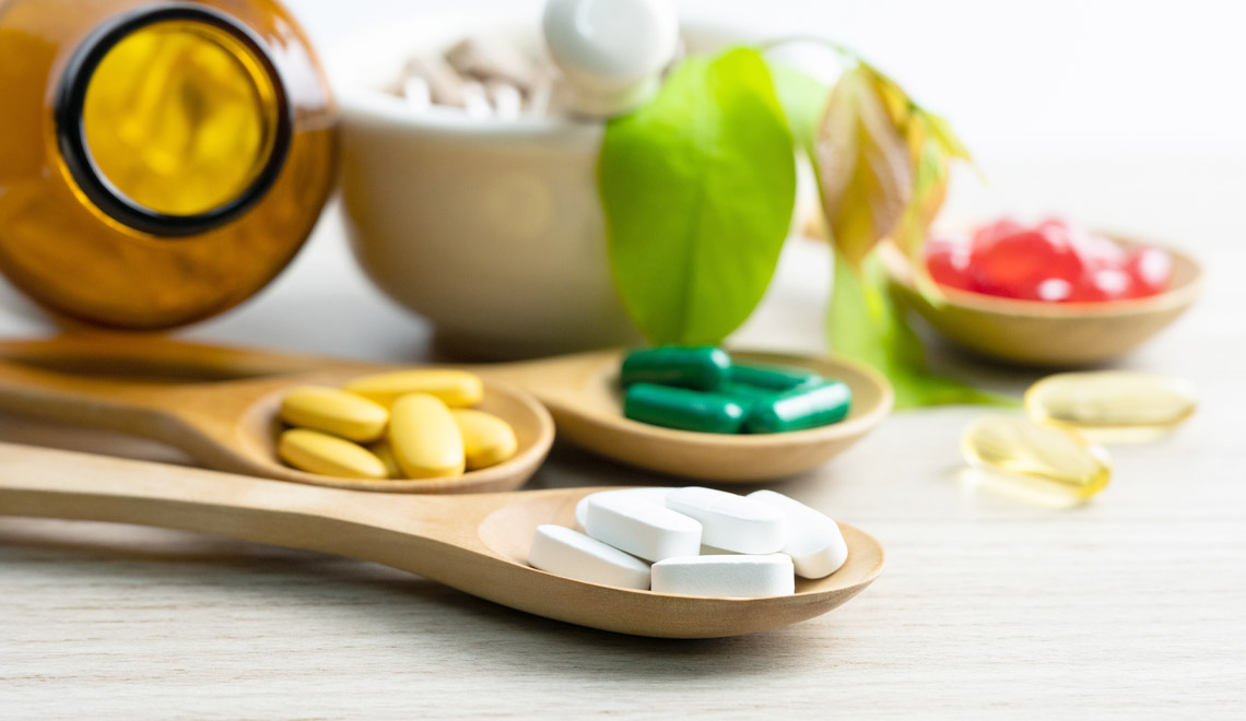 Le monde des compléments alimentaires est très vaste et ils sont généralement classés selon leurs composants principaux ou l'objectif qu'ils visent.