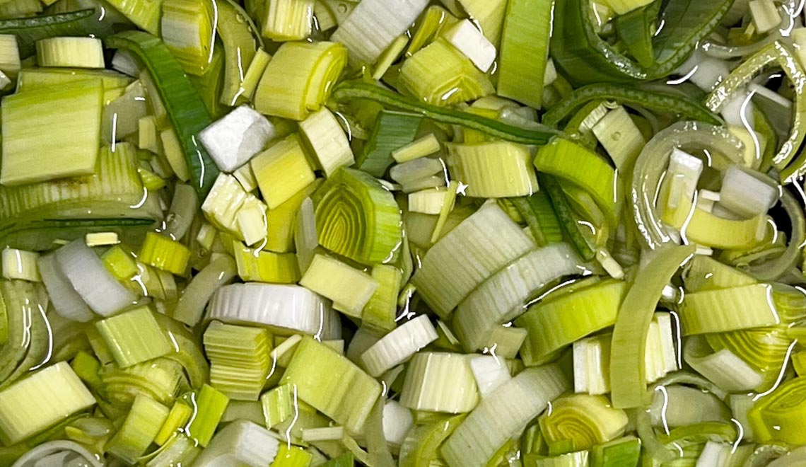 Le poireau est un légume essentiel et polyvalent, appartenant à la famille des Alliacées, tout comme l'ail et l'oignon.