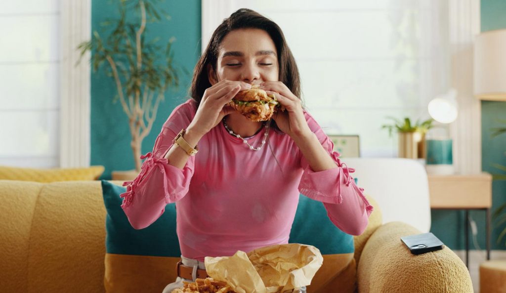 Manger vite : quels impacts sur la digestion et la satiété ?