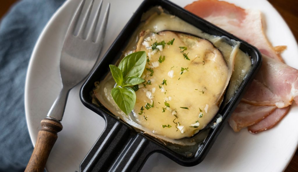 L'art de la raclette : le guide pour une soirée réussie